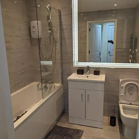 Newly Launched Two Bedroom House By Den Accommodation Short Lets & Serviced Accommodation With Garden London Exterior photo
