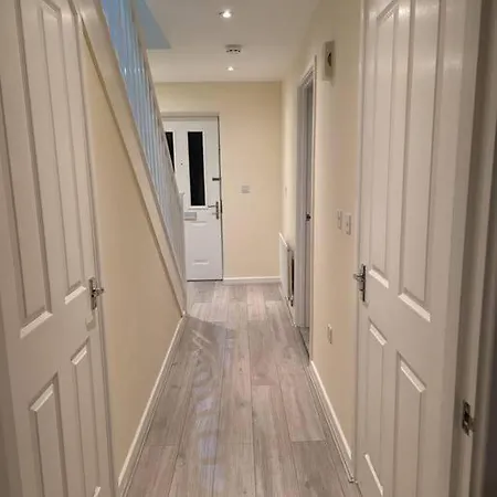 Newly Launched Two Bedroom House By Den Accommodation Short Lets & Serviced Accommodation With Garden London Exterior photo