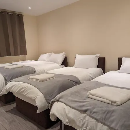 Newly Launched Two Bedroom House By Den Accommodation Short Lets & Serviced Accommodation With Garden London Exterior photo