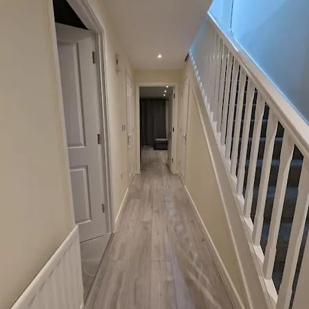 Newly Launched Two Bedroom House By Den Accommodation Short Lets & Serviced Accommodation With Garden London Exterior photo