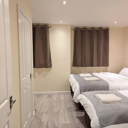 Newly Launched Two Bedroom House By Den Accommodation Short Lets & Serviced Accommodation With Garden London Exterior photo