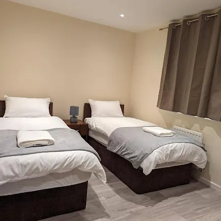 Newly Launched Two Bedroom House By Den Accommodation Short Lets & Serviced Accommodation With Garden London Exterior photo